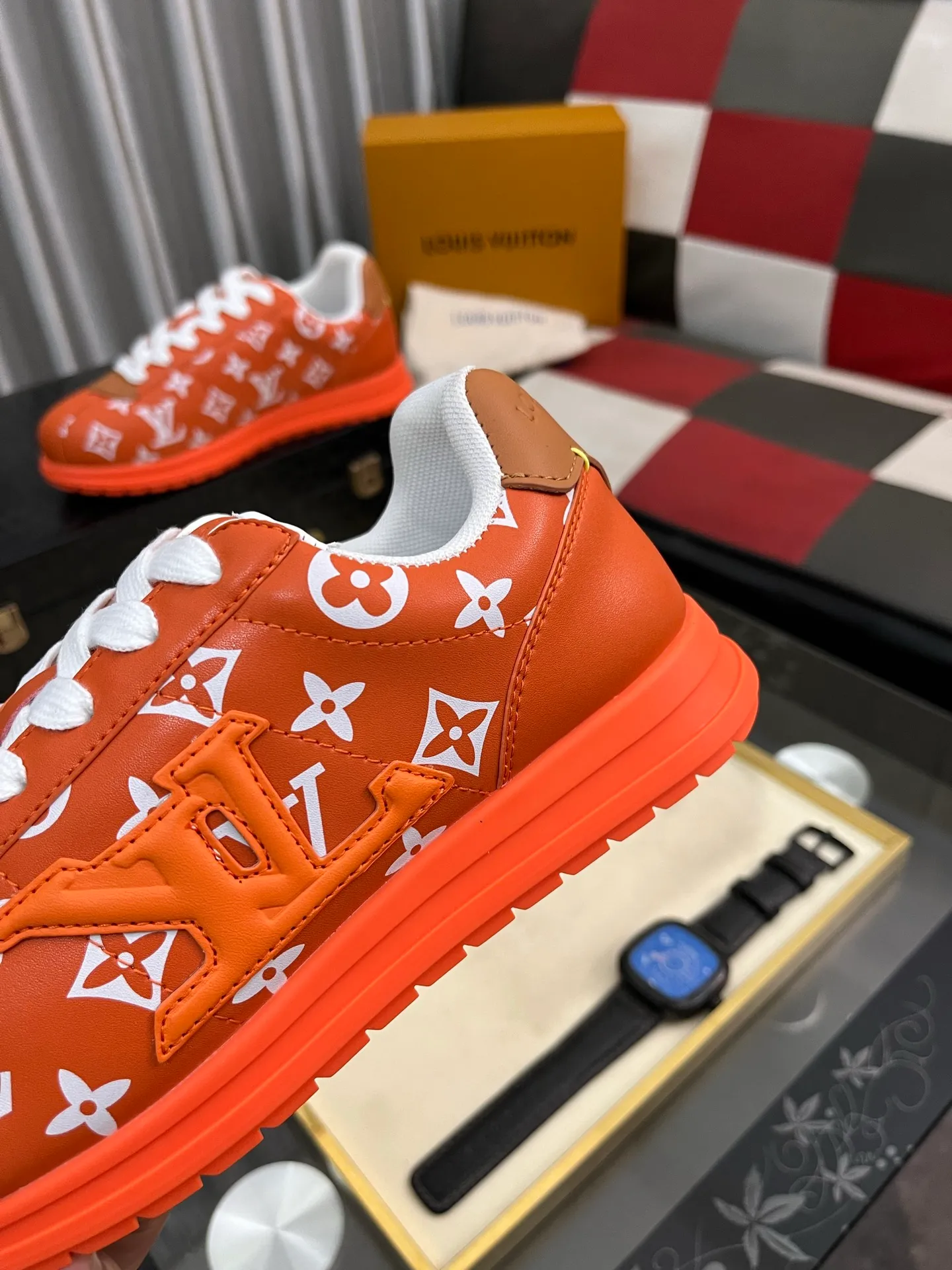 Men's shoes 💰700⌚️⌚️LV TARINE Louis Vuitton x Tyler joint model Donkey brand L family embossed couple style casual sneakers skate shoes original purchase and development This LV Trainer sneaker comes from the Louis Vuitton and Tyler collaboration series. The Monogram pattern and brand logo are transformed into nubuck calf leather embossing and side decoration respectively, witnessing the artist's creative interpretation of classic elements. The deep tones accentuate the complex upper, which requires hours of craftsmanship to complete. Exquisitely packaged at the delivery counter🛍📦 ▪️Fabrics: Original customized first-layer cowhide ▪️Inner lining: Original customized breathable mesh ▪️Outsole: Original open-molded two-color TPU combination outsole ▪️Sole thickness: 3CM ▪️Size: Women's 35-40 / Men's 38-46